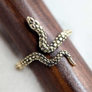 Anel de Cobra Detalhado VASUKI | Ajustável | Transformação | Joia Boho Espiritual | Joia em Latão Bruto | Tamanho EUA 7-8 (17,3-18,1 mm) | Siraloma