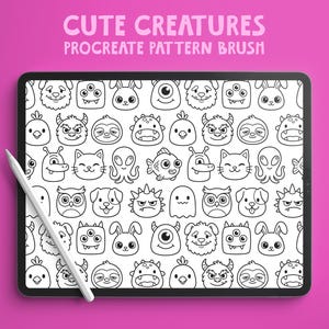 Op de afbeelding: Een digitale tablet toont een patroon van schattige cartoonwezens in zwart en wit. De tablet staat op een roze achtergrond, met een witte stylus op het scherm. De tekst "CUTE CREATURES PROCREATE PATTERN BRUSH" staat bovenaan.