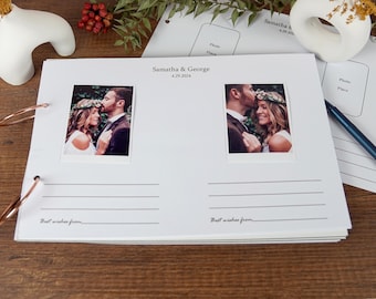 Op de afbeelding: Een wit gastenboek voor bruiloften met twee fotovakjes. Het boek heeft een gouden ringband en de tekst "Samantha & George 4.29.2024" staat op de voorzijde.