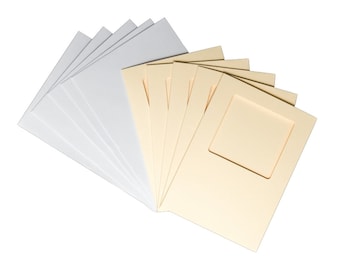 Op de afbeelding: Een set van 10 blanco kaarten met een vensteruitsnijding, perfect om foto's of andere versieringen aan toe te voegen. De kaarten zijn crèmekleurig met een witte rand.