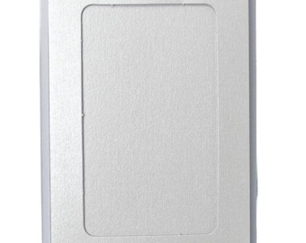 Op de afbeelding: Een rechthoekige, gebroken witte fotopaspartout met een rechthoekige uitsparing. De paspartout zit in een transparante plastic hoes. Het oppervlak is getextureerd en heeft een subtiele glans.