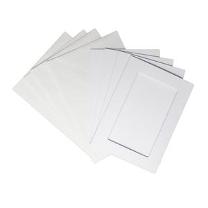 Puede incluir: Un conjunto de paspartús y cartones traseros blancos abanicados sobre un fondo blanco. Los paspartús tienen una abertura rectangular y los cartones traseros son blancos. Ideal para enmarcar fotos o obras de arte.