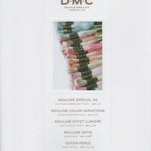 Può includere: Carta colori DMC con una varietà di colori di filo per ricamo, tra cui rosa, blu e verde. La carta presenta il logo DMC e il testo "Carte de Couleurs Imprimée Printed Color Card".