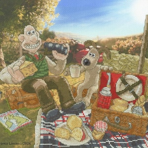 Può includere: Un kit per ricamo a punto croce con Wallace e Gromit durante un picnic. La scena include un uomo che tiene in mano formaggio e binocolo, un cane con una tazza, un cestino da picnic, una coperta a quadri e un cartello in un ambiente soleggiato.