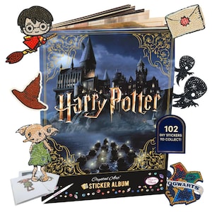 Pode incluir: Um álbum de adesivos com tema Harry Potter com uma capa preta e dourada que apresenta uma ilustração do castelo de Hogwarts à noite. O álbum inclui 102 adesivos de faça você mesmo para colecionar.