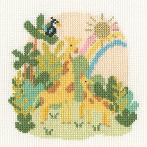 Puede incluir: Diseño de punto de cruz con dos jirafas con manchas marrones, de pie en un paisaje verde y amarillo. Un arcoíris, un sol y un pájaro también están incluidos en el diseño. El fondo es de color beige claro.