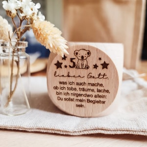 Puede incluir: Bloque de madera con un koala y estrellas grabadas. El bloque tiene un mensaje que dice: "★5 lieber Gott. was ich auch mache, ob ich tobe, tr&auml;ume, lache, bin ich nirgendwo allein: Du sollst mein Begleiter sein."