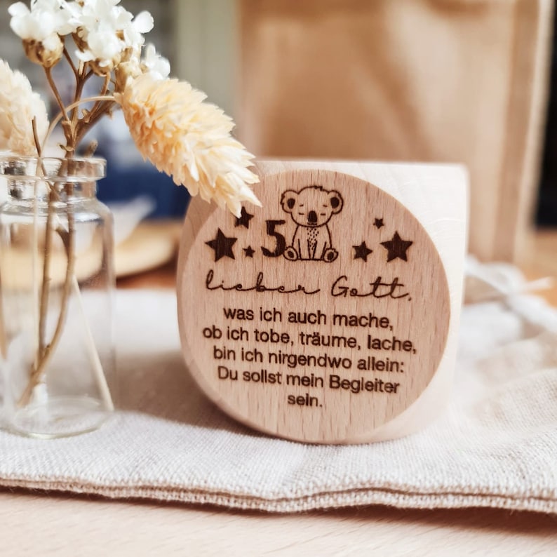 Puede incluir: Bloque de madera con un koala y estrellas grabadas. El bloque tiene un mensaje que dice: "★5 lieber Gott. was ich auch mache, ob ich tobe, tr&auml;ume, lache, bin ich nirgendwo allein: Du sollst mein Begleiter sein."