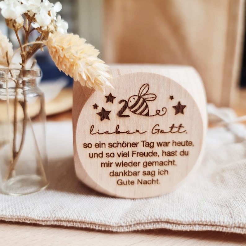 Puede incluir: Bloque de madera con un dise&ntilde;o de abeja y estrellas. El bloque tiene un mensaje que dice "lieber Gott. so ein sch&ouml;ner Tag war heute, und so viel Freude, hast du mir wieder gemacht, dankbar sag ich Gute Nacht."