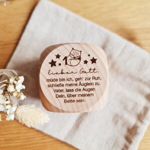 Puede incluir: Un cubo de madera con un dise&ntilde;o de zorro y el texto "lieber Gott. m&uuml;de bin ich, geh' zur Ruh, schlie&szlig;e meine &Auml;uglein zu. Vater, lass die Augen Dein, &uuml;ber meinem Bette sein."