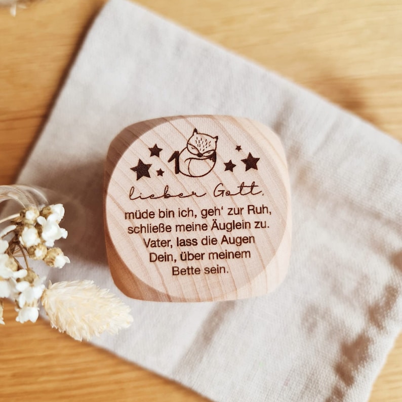 Puede incluir: Un cubo de madera con un dise&ntilde;o de zorro y el texto "lieber Gott. m&uuml;de bin ich, geh' zur Ruh, schlie&szlig;e meine &Auml;uglein zu. Vater, lass die Augen Dein, &uuml;ber meinem Bette sein."