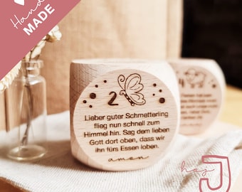 Puede incluir: Bloque de madera con un diseño de mariposa y el texto "Lieber guter Schmetterling flieg nun schnell zum Himmel hin. Sag dem lieben Gott dort oben, dass wir ihn fürs Essen loben. amen". El bloque está pintado a mano y tiene un acabado de madera natural.