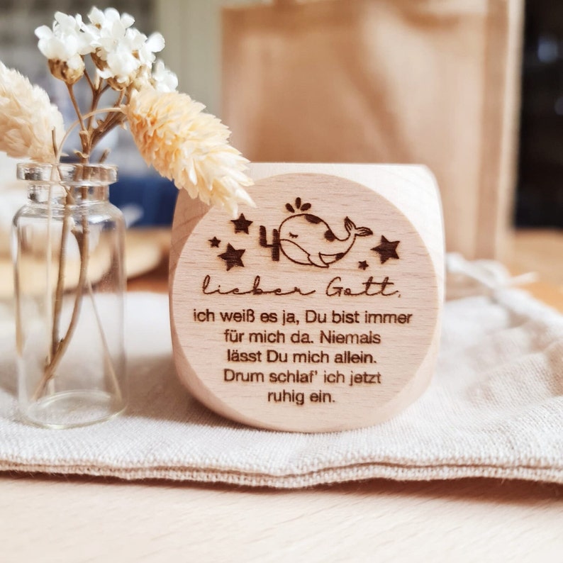 Puede incluir: Un bloque de madera con un dise&ntilde;o de ballena y estrellas. El bloque tiene el texto "Lieber Gatt. Ich wei&szlig; es ja, Du bist immer f&uuml;r mich da. Niemals l&auml;sst Du mich allein. Drum schlaf' ich jetzt ruhig ein."
