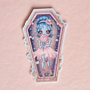 Sticker snoep zombie meisje doodskist — schattige pastel goth lolly kunst — kawaii spooky sticker van StickingAround