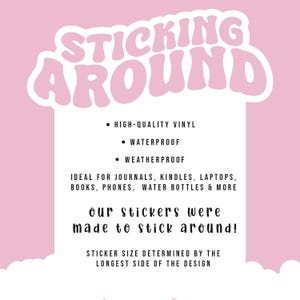K&ouml;nnte beinhalten: Eine rosa-wei&szlig;e Infografik mit dem Text STICKING AROUND in gro&szlig;en Blasenbuchstaben. Der Text listet Merkmale wie hochwertiges Vinyl, wasserfest und wetterfest auf. Er nennt auch Verwendungszwecke wie Tageb&uuml;cher, Kindles, Laptops, B&uuml;cher, Telefone und Wasserflaschen, zusammen mit dem Satz our stickers were made to stick around und einem Hinweis zur Aufklebergr&ouml;&szlig;e.