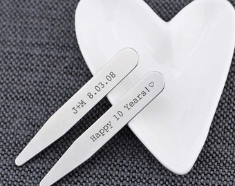 Made In USA MODERN GOODS SHOP Stainless Steel Collar Stays With Laser Engraved Down Arrow Design 2.5 Inch Metal Collar Stiffeners