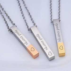 Regalo inspirador, collar de barra de buena energía, regalo de Navidad para una amiga, joyería grabada para ella, collar de aliento, vibraciones positivas