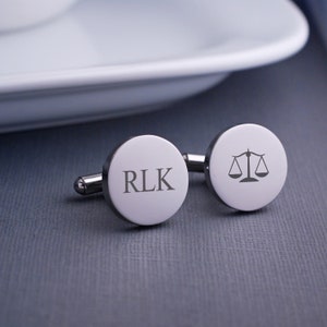 Regalo de abogado, gemelos de balanza de la justicia, gemelos de abogado personalizados, gemelos personalizados para graduación de la facultad de derecho