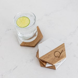 Posavasos hexagonales de mármol y madera de acacia con inicial, juego de posavasos personalizados, artículos de bar personalizados, posavasos grabados, regalo de Navidad