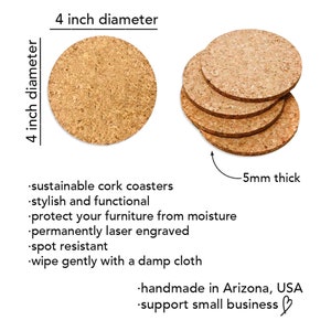 Puede incluir: Conjunto de cuatro posavasos de corcho, cada uno con un di&aacute;metro de 10 cm y un grosor de 5 mm. Los posavasos est&aacute;n hechos de corcho natural y tienen un color marr&oacute;n r&uacute;stico. Est&aacute;n dise&ntilde;ados para proteger los muebles de la humedad y son resistentes a las manchas. Los posavasos est&aacute;n hechos a mano en Arizona, EE. UU. y apoyan a las peque&ntilde;as empresas.