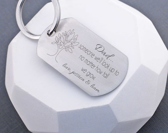 Puede incluir: Llavero de plata con un diseño de árbol y la inscripción "Dad... someone we'll look up to no matter how tall we grow. love, jessica & liam"