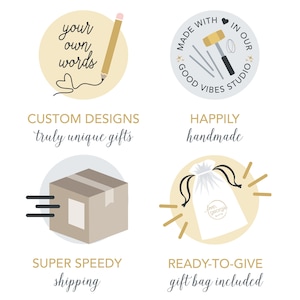 Puede incluir: Cuatro ilustraciones que resaltan los beneficios de comprar regalos personalizados. La primera ilustraci&oacute;n muestra un l&aacute;piz y un c&iacute;rculo con el texto "tus propias palabras". La segunda ilustraci&oacute;n muestra un martillo y otras herramientas con el texto "Hecho con amor en nuestro estudio de buenas vibraciones". La tercera ilustraci&oacute;n muestra una caja con el texto "Env&iacute;o s&uacute;per r&aacute;pido". La cuarta ilustraci&oacute;n muestra una bolsa de regalo con el texto "Felizmente hecho a mano, bolsa de regalo incluida".