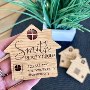 Tarjetas de presentación de madera personalizadas para profesionales inmobiliarios, tarjetas de presentación únicas para agentes inmobiliarios, tarjetas de presentación con forma de casa, artículos promocionales para corredores.