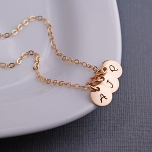 Collar con inicial de oro, collar con inicial de mamá, joyería personalizada para madres, regalo para el día de la madre, collar para abuelas, collar para nietos
