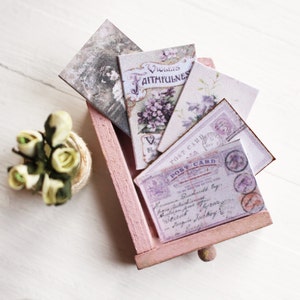 Juego de postales victorianas en miniatura para casa de muñecas en colores lavanda