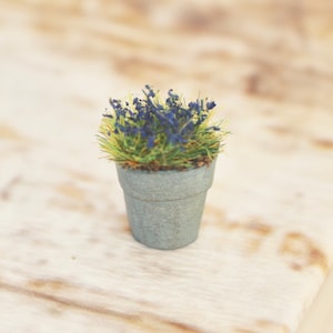 Pianta in vaso blu in miniatura per casa delle bambole