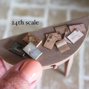 Juego de cartas y libros en miniatura para casa de muñecas en escala 24