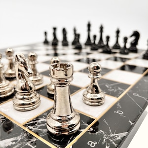 Metall Schach Set: Schwarz & Weiß Holzbrett, Dekoratives Geschenk