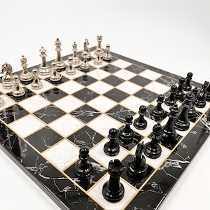 Marble Patterned Chess Set: Classic Metal Chess Pieces