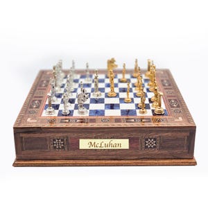 Scacchiera in legno realizzata a mano: scacchiera medievale personalizzata con contenitore