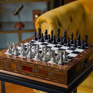 Tablero de ajedrez con almacenamiento Juego de ajedrez de madera con piezas de metal Regalos hechos a mano para él Regalo único de cumpleaños para novio