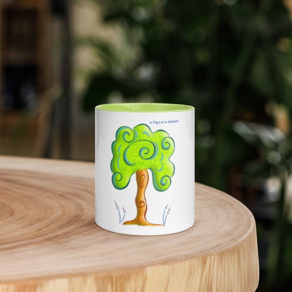 Taza bicolor alegre y colorida con árbol verde de la colección Raíces, ideal para regalar. Ecología y color.