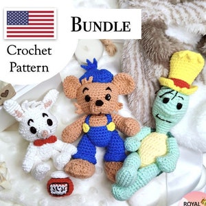 Puede incluir: Un paquete de patrones de crochet con tres juguetes amigurumi: un conejito blanco, un oso marrón con un mono azul y una tortuga verde con un sombrero amarillo. Los juguetes están sobre una superficie blanca y peluda con el texto "BUNDLE" y "Crochet Pattern" encima.