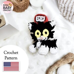 Puede incluir: Patrón de crochet para un gato blanco y negro con un sombrero rojo. El patrón está disponible en inglés estadounidense. La imagen incluye el texto "Crochet Pattern" y una bandera estadounidense.