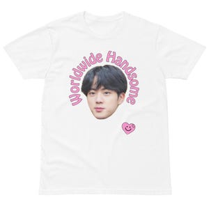 Camiseta unisex de algodón rosa de Jin de BTS - Worldwide Handsome