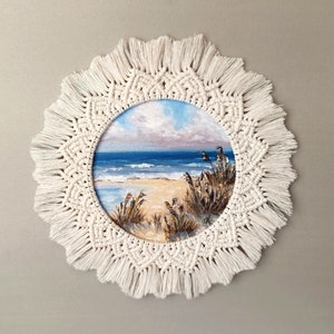Pintura a óleo original redonda de paisagem marítima em moldura de suspensão de parede de mandala de macramê, decoração estilo boho em uma caixa de presente exclusiva para ela, mãe, namorada.