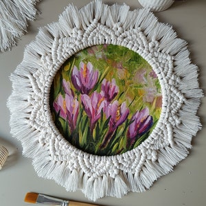 Pintura a óleo original de flores de açafrão em moldura de mandala de macramê, decoração estilo boho, caixa de presente exclusiva para ela, mãe, namorada, pintura redonda.
