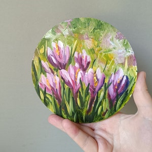 Pintura a óleo original de flores de açafrão, formato redondo.
