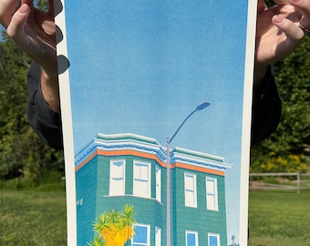 Könnte beinhalten: Ein grünes Haus mit orangefarbenen Verzierungen und einer Straßenlaterne davor. Das Haus hat Fenster und einen Palmenbaum davor. Der Himmel ist blau und der Druck ist mit 69/100 nummeriert. Der Druck ist mit "Green House" betitelt und von "Dan Mackinnon" signiert.