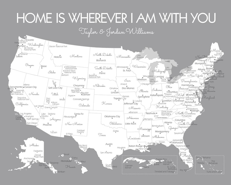 Op de afbeelding: Een grijze en witte kaart van de Verenigde Staten met de tekst "HOME IS WHEREVER I AM WITH YOU" en de namen "Taylor & Jordan Williams." De kaart benadrukt staten en steden.