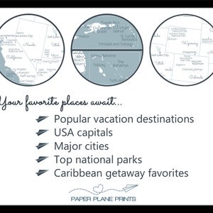 Op de afbeelding: Een ingelijste print met drie cirkelvormige kaartsecties, die populaire vakantiebestemmingen, Amerikaanse hoofdsteden, grote steden, nationale parken en Caribische favorieten benadrukken. De tekst "Uw favoriete plaatsen wachten..." staat in cursief.