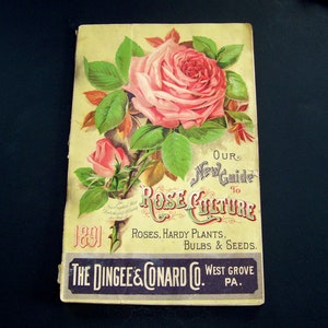 以下が含まれることがあります： ピンクのバラのイラストと「Our New Guide to Rose Culture 1891 Roses, Hardy Plants, Bulbs & Seeds. The Dingee & Conard Co. West Grove PA.」というテキストが書かれたビンテージの書籍カバー
