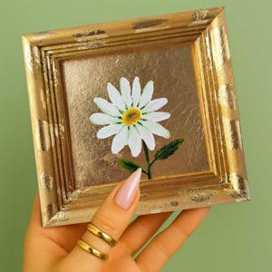 Daisy oil painting on gold leaf Small floral wall art on wood Mini flower painting for gift Botanical artwork with white daisy Handmade