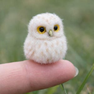 Figura de búho en miniatura, pájaro nocturno, pequeño búho blanco, figura de animal decorativa, regalo de primavera, pájaro del bosque, artículo de decoración coleccionable.