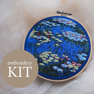 Puede incluir: Kit de bordado con un diseño azul y verde de nenúfares. El kit incluye un aro, tela e hilo de bordar.