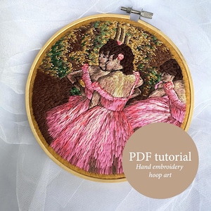 Puede incluir: Arte de aro bordado a mano con dos bailarinas con vestidos rosas, sobre un fondo de follaje marrón y verde. La obra de arte está enmarcada en un aro de madera. El texto en la imagen dice "PDF tutorial Hand embroidery hoop art."